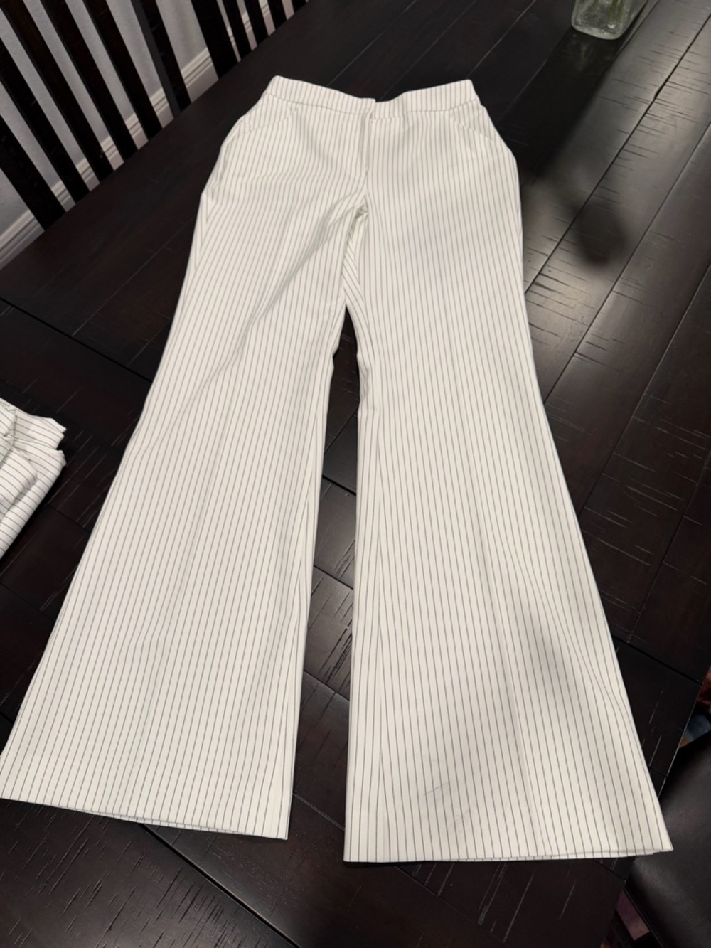 4R EDITOR
FLARE TROUSER
HIGH RISE Express White Pinstripe Wide-Leg Trousers